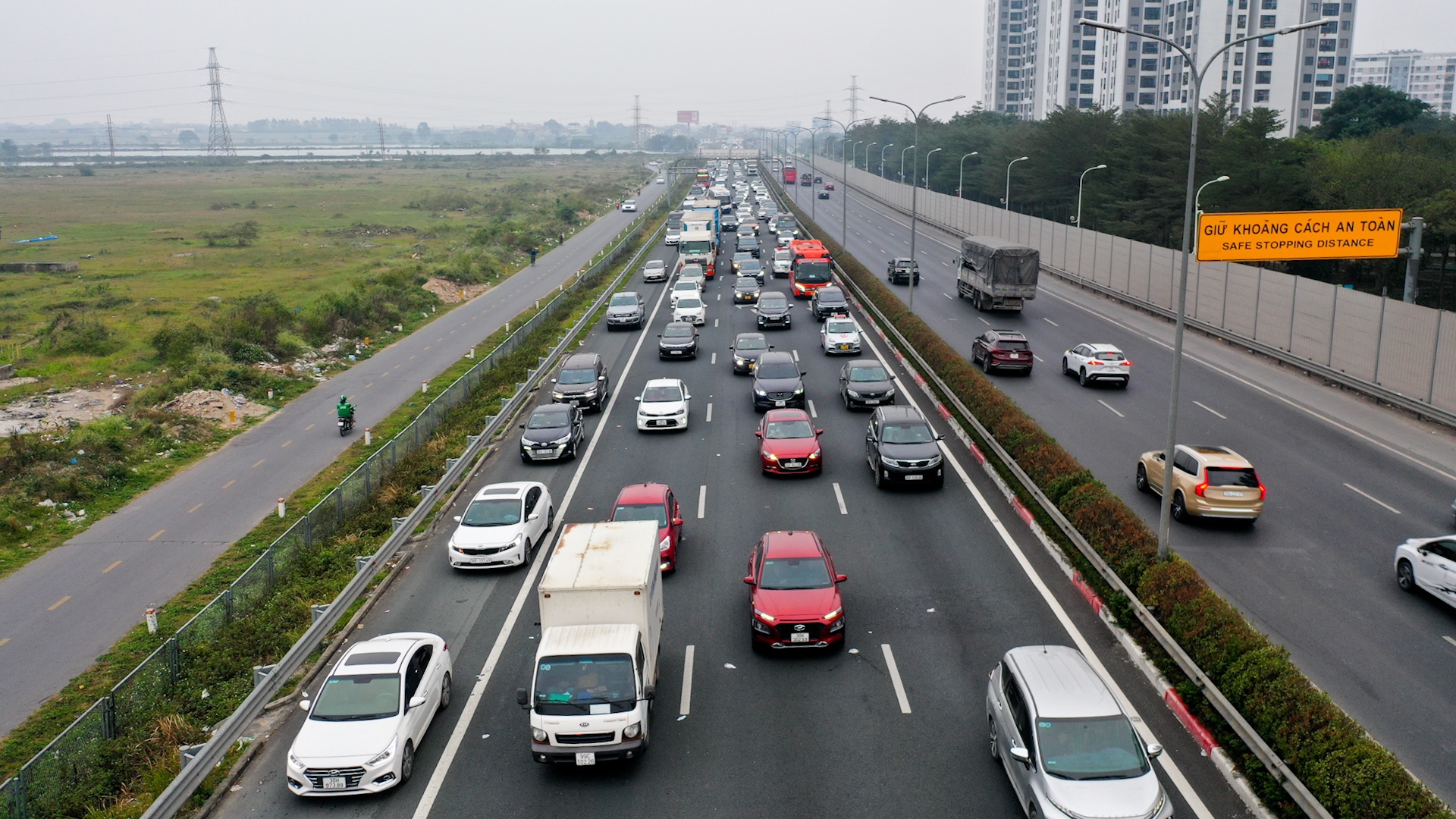 Oto xep hang hon 3 km nhich ve Ha Noi chieu mung 5 Tet hinh anh