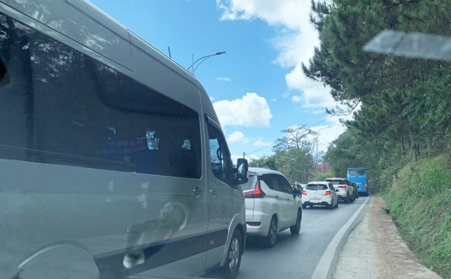 Du khach kho khan tim phuong tien roi Da Lat hinh anh