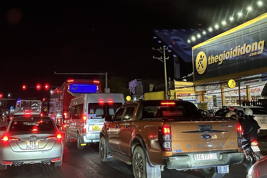 Quoc lo 1A un tac ca chuc km, xe cap cuu phai chay vao lan nguoc chieu hinh anh