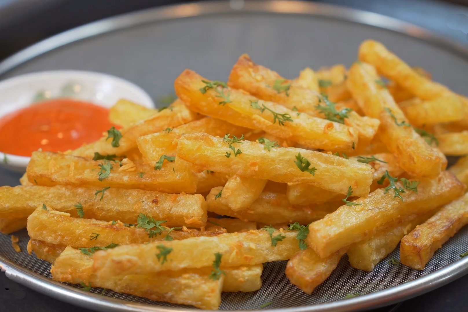 Lam khoai tay chien bo toi an vat tai nha hinh anh