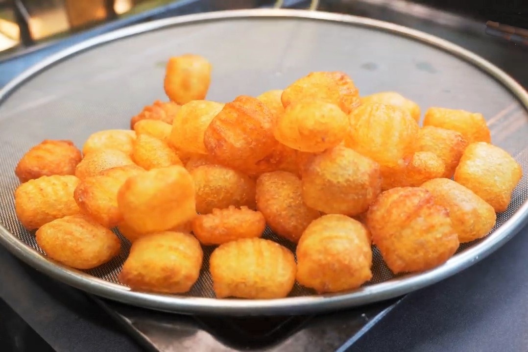 Lam khoai tay chien phong gion rum cho bua an vat hinh anh