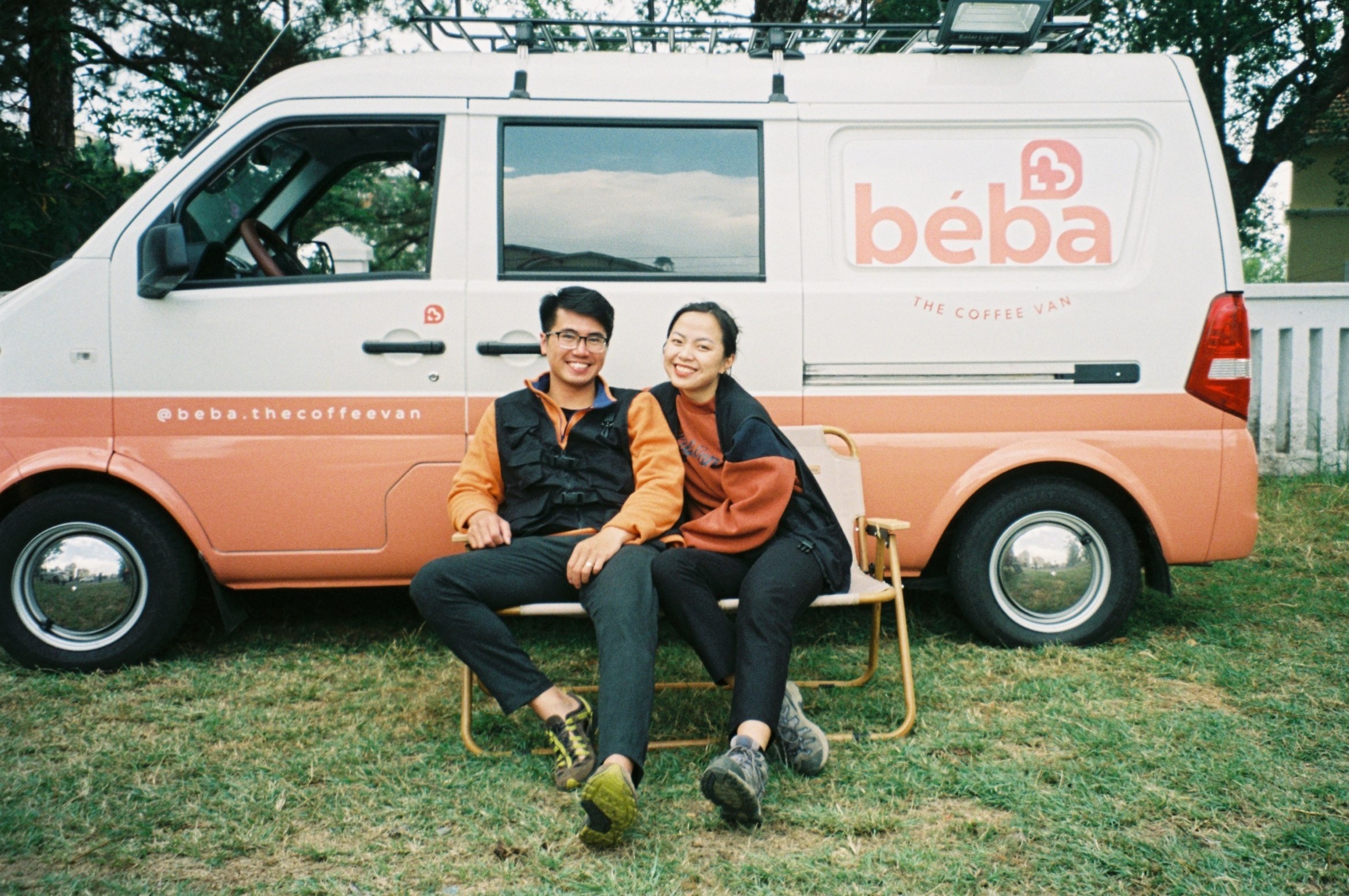 Cap vo chong Da Lat song va ban ca phe trong nha di dong hinh anh