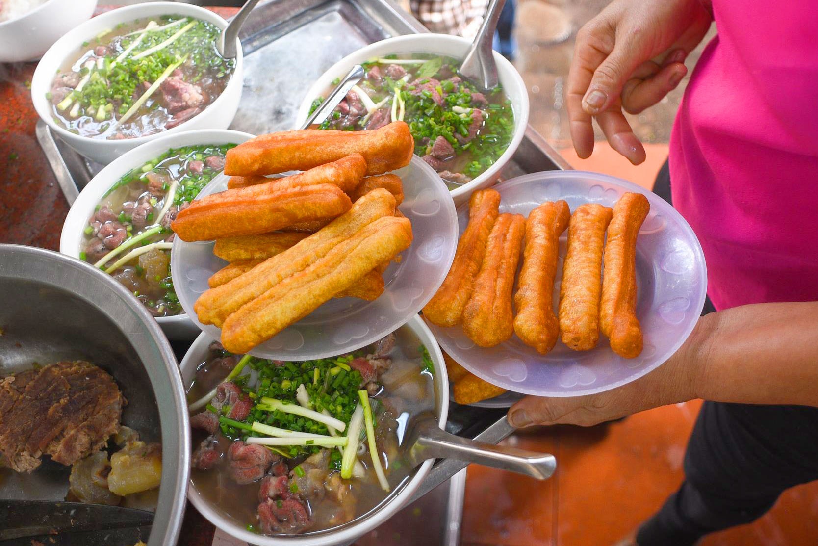 Di an pho, bun cha ngay khi Ha Noi cho phep ban tai cho hinh anh