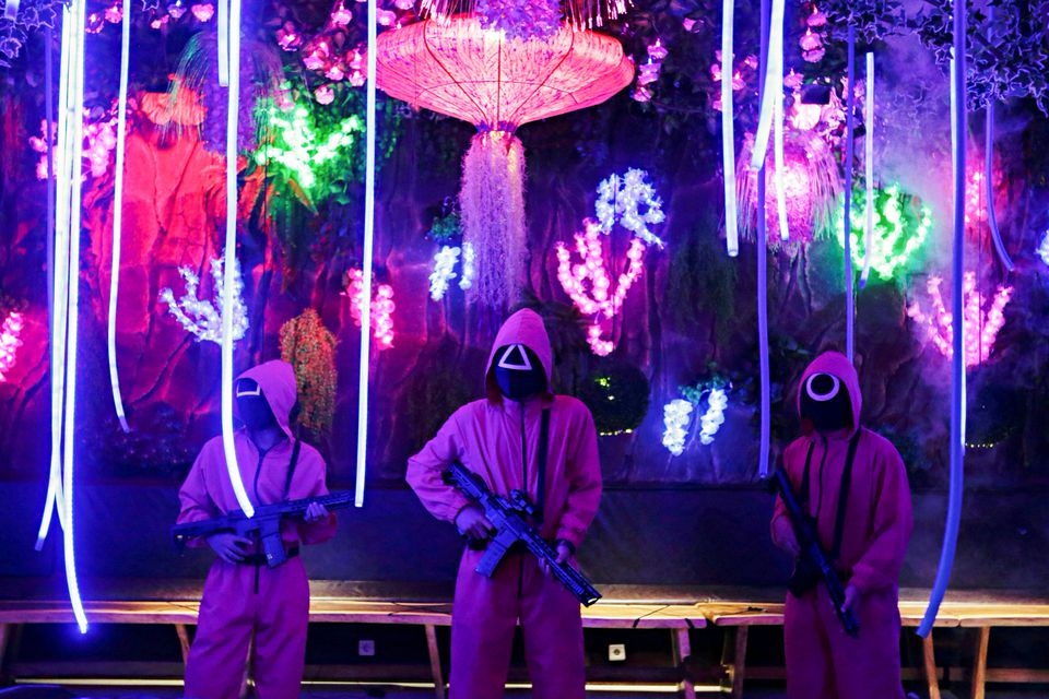 quan ca phe an theo Squid Game anh 2