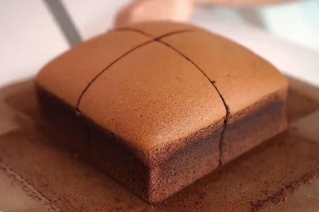 Meo lam banh bong lan chocolate mem thom hinh anh