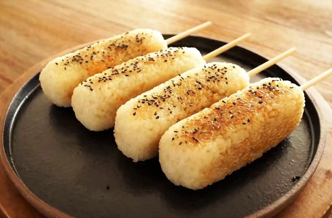 Lam hotdog pho mai tu com nguoi hinh anh