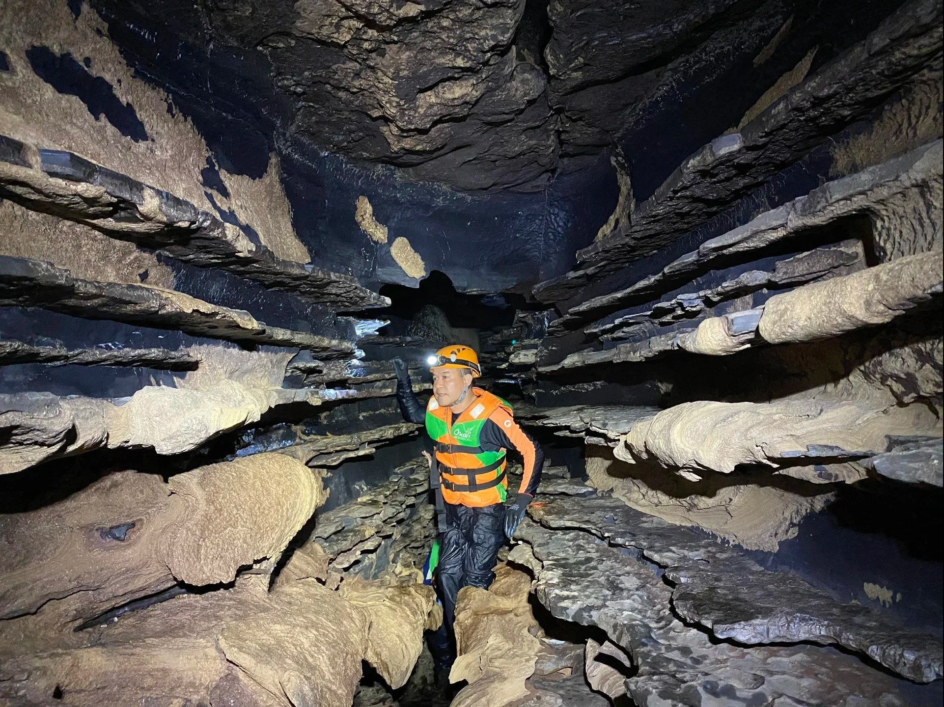 3 ngay 2 dem chinh phuc he thong hang dong Tu Lan hinh anh