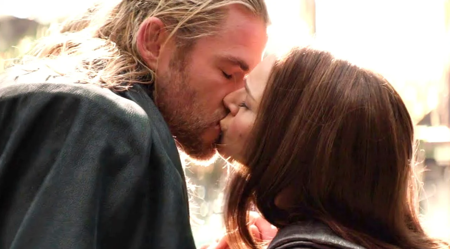 Chris Hemsworth khong an thit truoc khi hon Natalie Portman anh 1