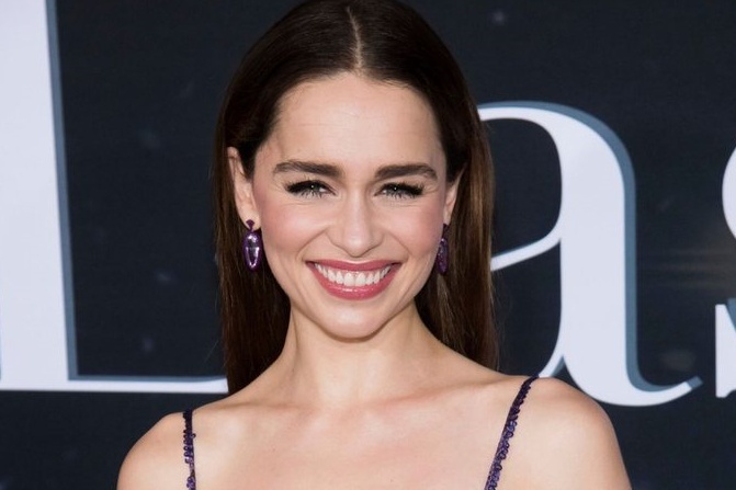 Emilia Clarke mac chung phinh mach mau nao hinh anh