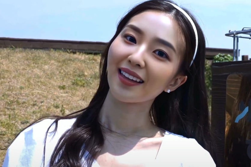 Nguoi mau ao giong truong nhom Red Velvet hinh anh