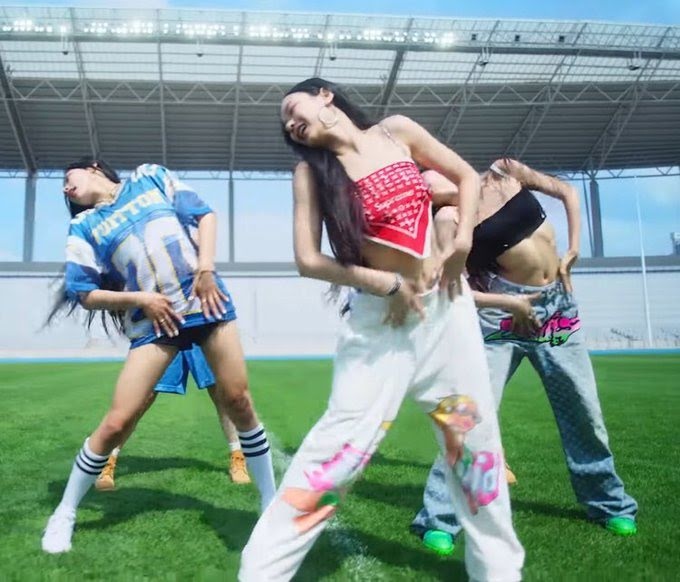 Trang phục của NewJeans không phù hợp với lứa tuổi ảnh 1 Trang phuc cua NewJeans khong phu hop voi lua tuoi anh 1