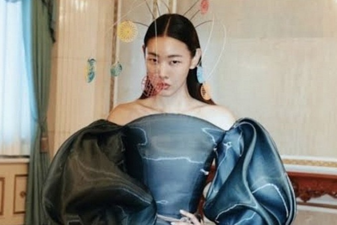 Nguoi mau bi chi trich vi chup anh trong Nha Xanh hinh anh