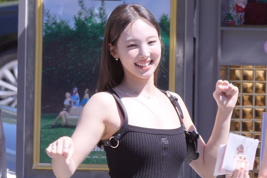 Trang phuc bieu dien cua Nayeon (TWICE) hinh anh