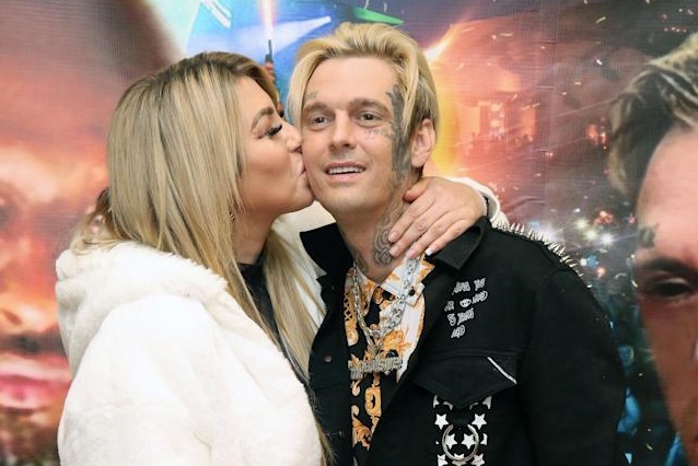 Aaron Carter to ban gai ban nhan dinh hon, an cap dong ho hinh anh