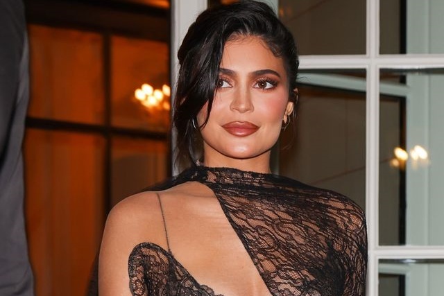 Kylie Jenner khoc suot 3 tuan sau khi sinh con hinh anh