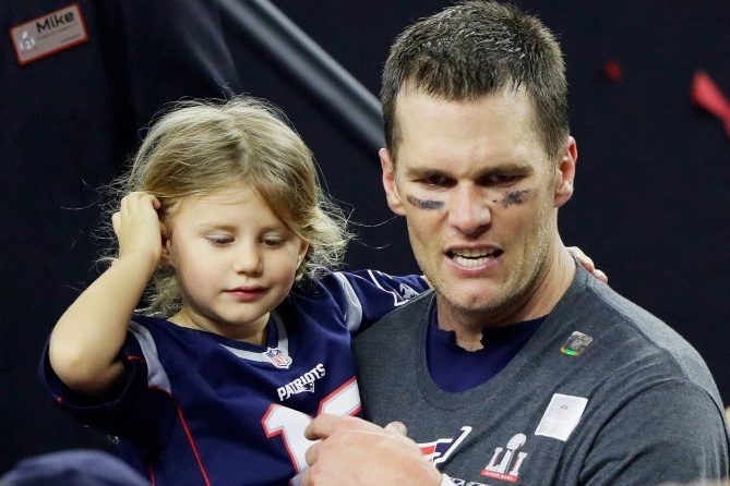 Tom Brady no luc lam nguoi cha tot sau ly hon Gisele Bundchen hinh anh