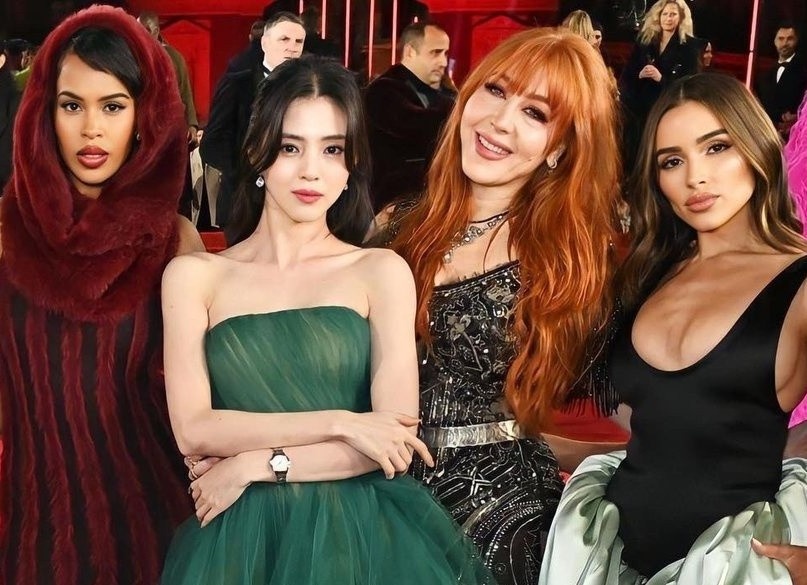 Han So Hee noi bat khi dung canh dan sao quoc te hinh anh