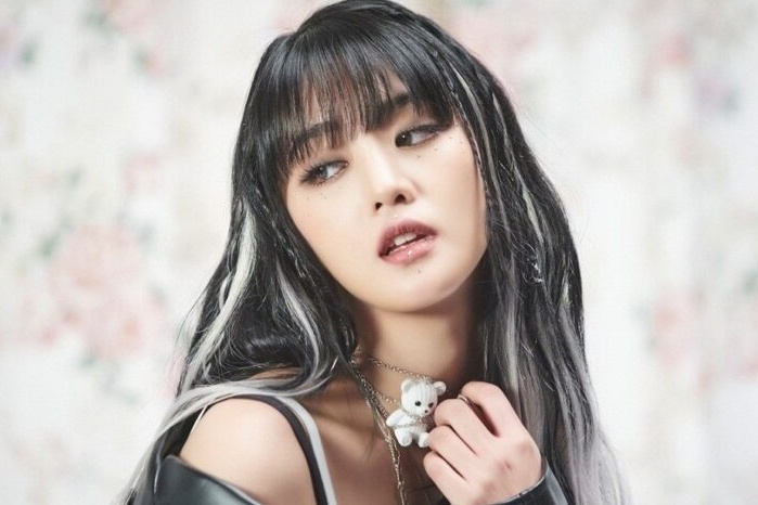 Chiec nhan doi tren ngon ap ut cua Minnie hinh anh