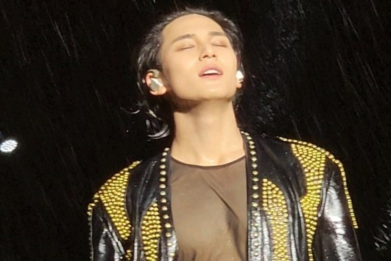 Nhom nhac nam hat giua troi mua to hinh anh