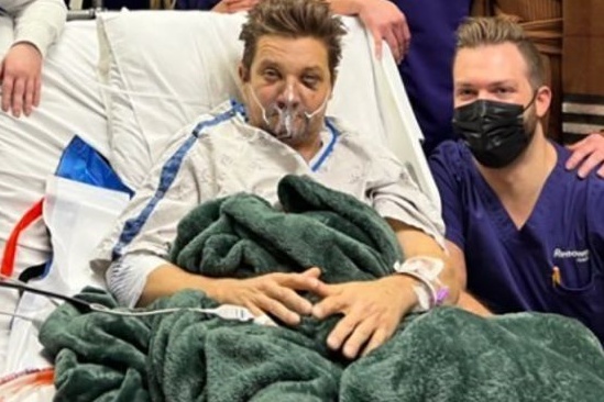 Jeremy Renner don sinh nhat o phong hoi suc hinh anh