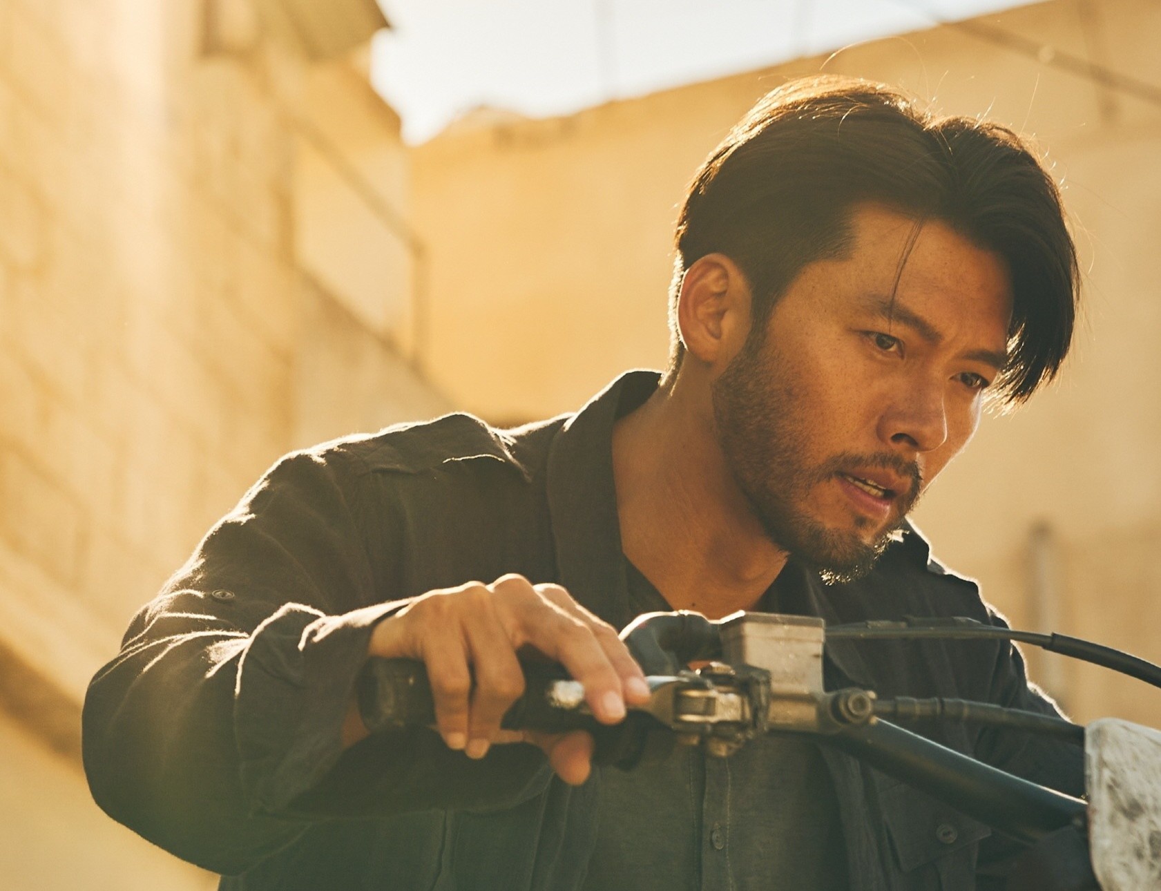 Hyun Bin no luc dong canh hanh dong hinh anh