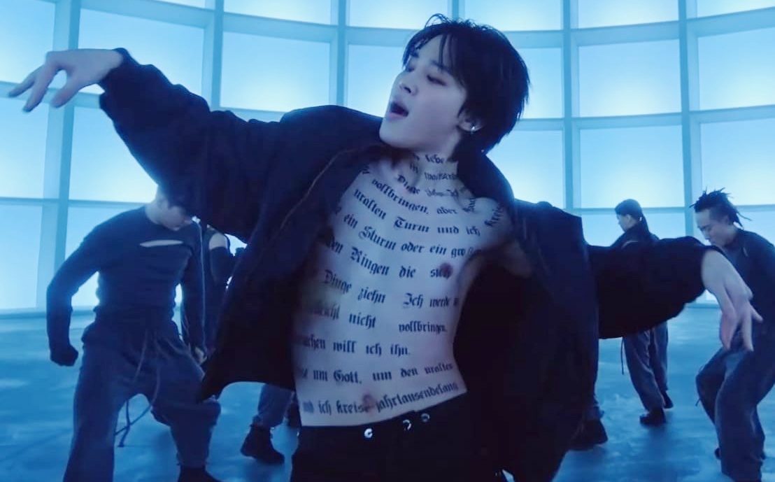 Jimin (BTS) goi cam trong MV moi hinh anh