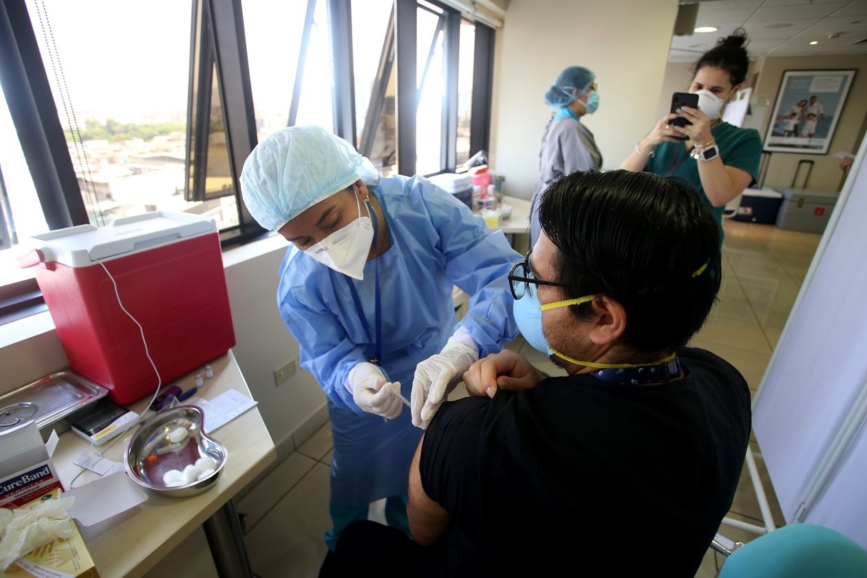 Quan chuc Peru len tiem vaccine anh 2