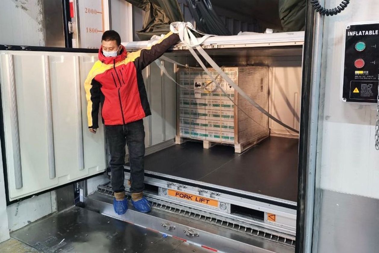 Quan chuc Peru len tiem vaccine anh 3