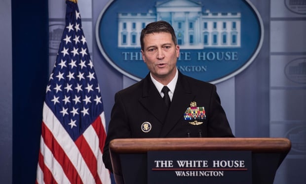 Cuu bac si Nha Trang bi to bat nat cap duoi va uong ruou khi lam viec hinh anh