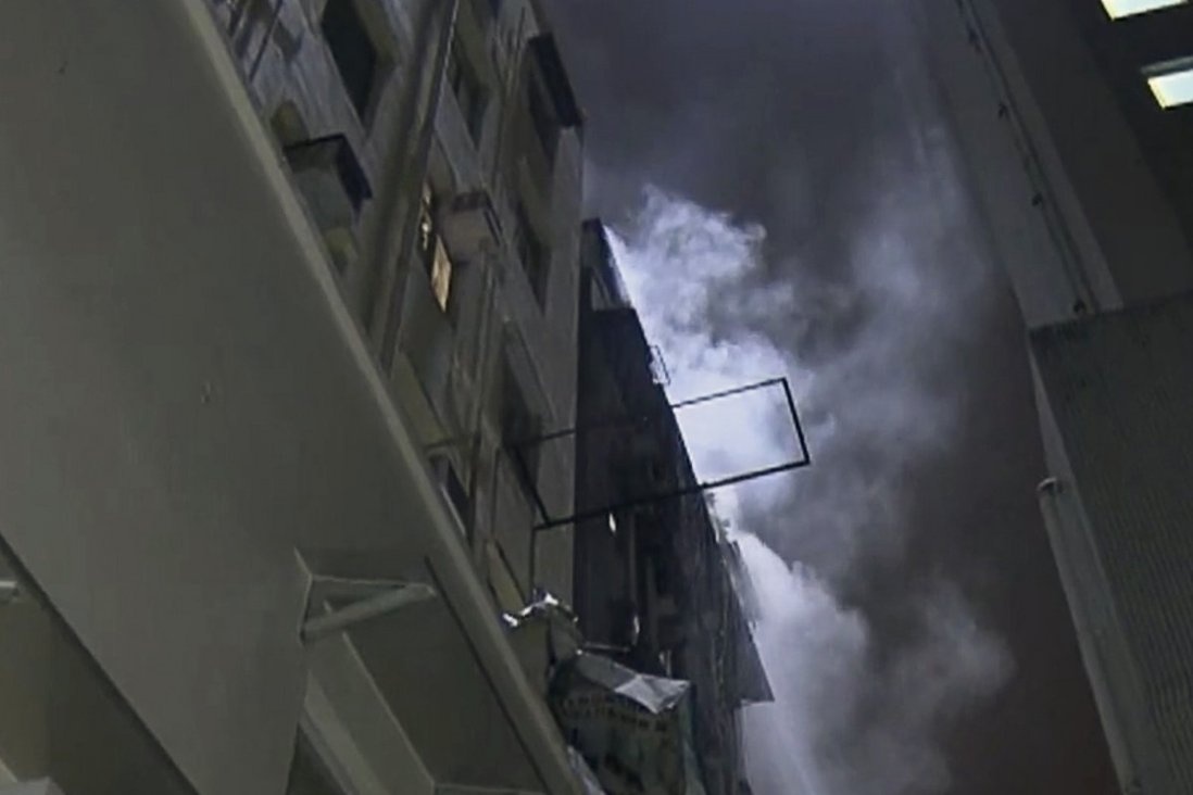 Nguoi dan ong nhay khoi tang 8 de tron dam chay hinh anh