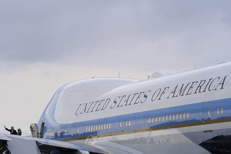 Nguoi deo mu tai chuot dot nhap can cu dat Air Force One hinh anh