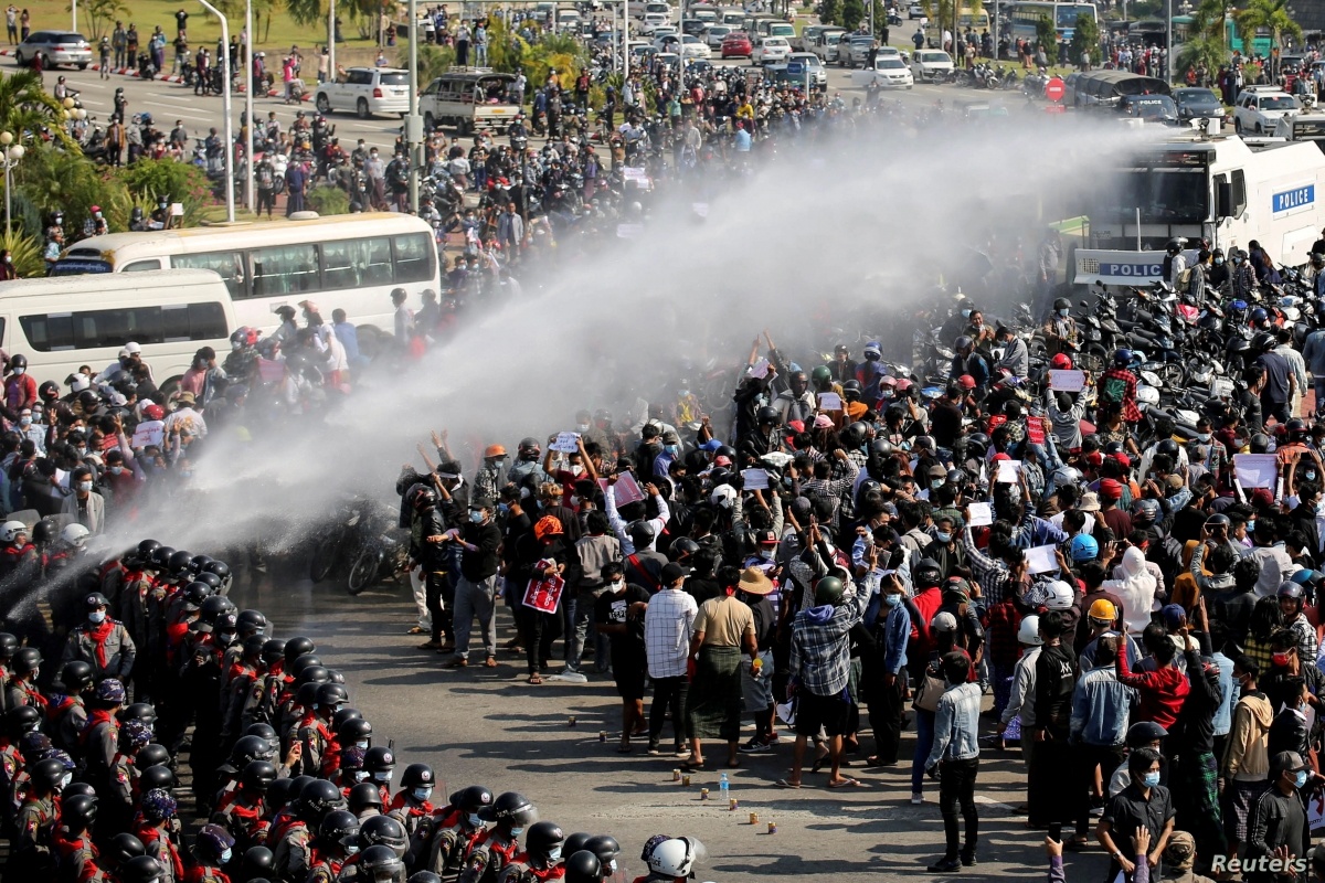 Nga len tieng truoc thuong vong trong bieu tinh Myanmar hinh anh