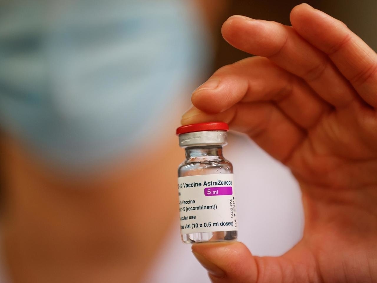 Chau Au co sai lam khi dung tiem vaccine AstraZeneca? hinh anh