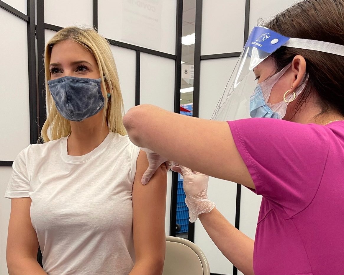 Khoe anh tiem vaccine, Ivanka Trump gay bat binh hinh anh