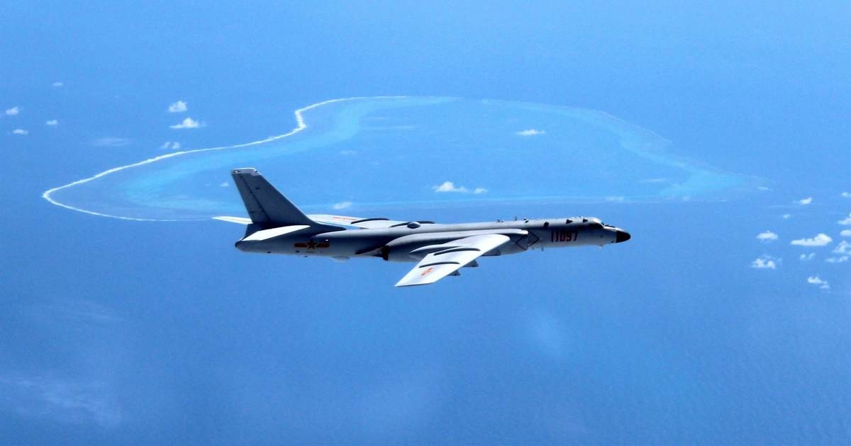 Trung Quoc tap tran nem bom tren khong sau tuyen bo cua My - Nhat hinh anh