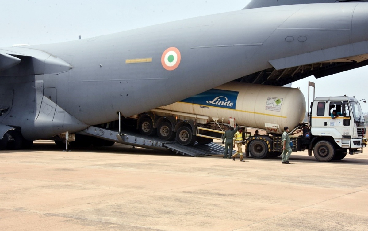 An Do huy dong toan luc de van chuyen binh oxy hinh anh