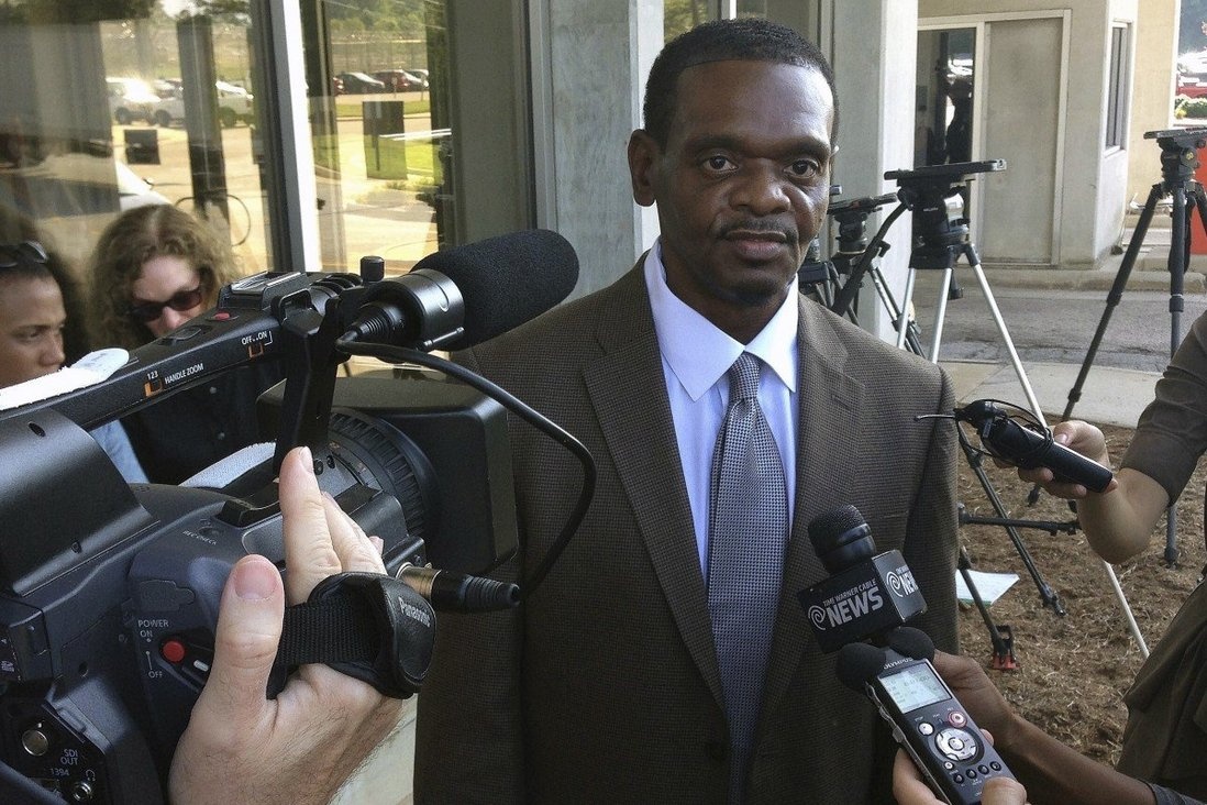 Boi thuong 75 trieu USD cho 2 nguoi My bi ket an tu hinh oan hinh anh