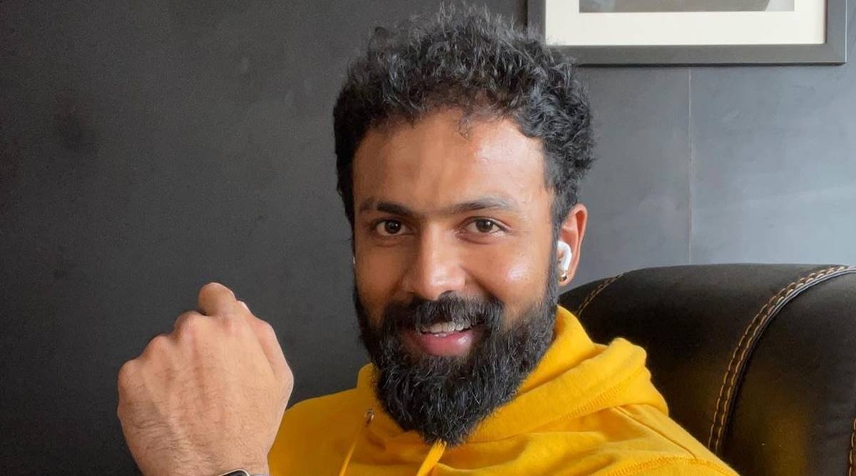 Dien vien An Do thanh tai xe xe cuu thuong cho benh nhan Covid-19 hinh anh