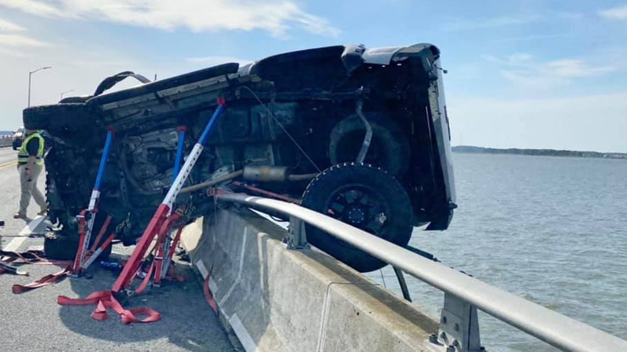 cuu be gai bi roi khoi xe hoi anh 1