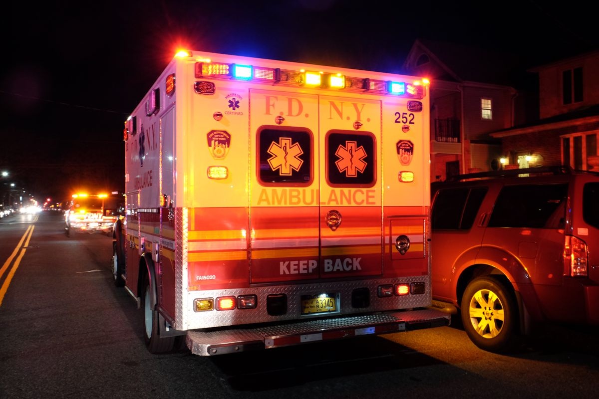 phu nu goc A bi tan cong bang bua anh 1