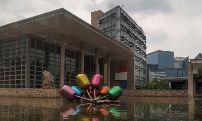 Dai su quan My go video vi du hoc sinh Trung Quoc voi cho hinh anh