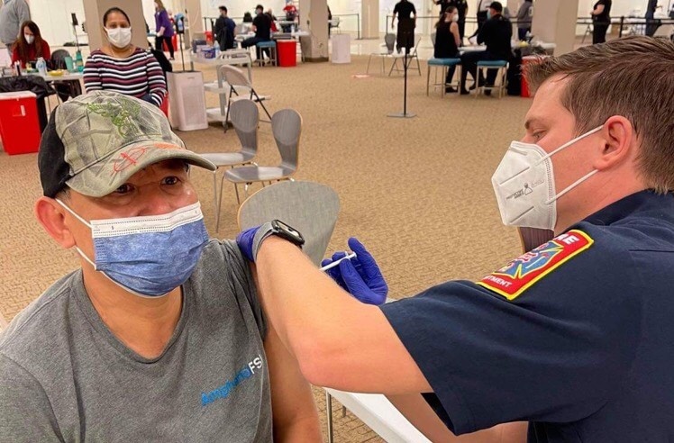 'Moi nguoi toi biet deu tiem vaccine Covid-19 het ca roi' hinh anh