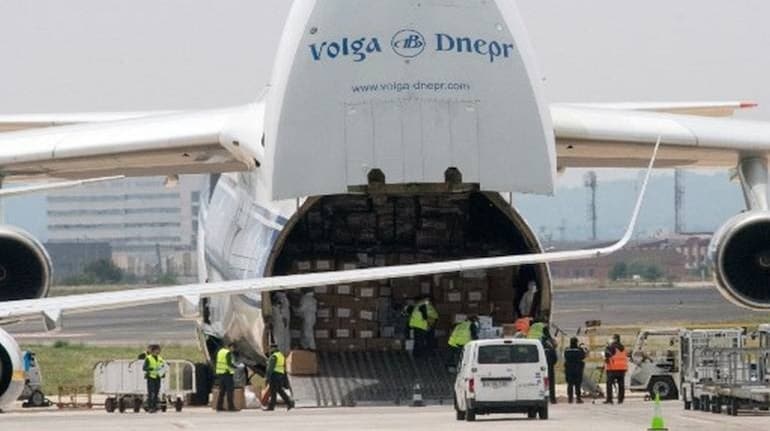 May bay cho hang lon bac nhat the gioi dang dua oxy toi An Do hinh anh