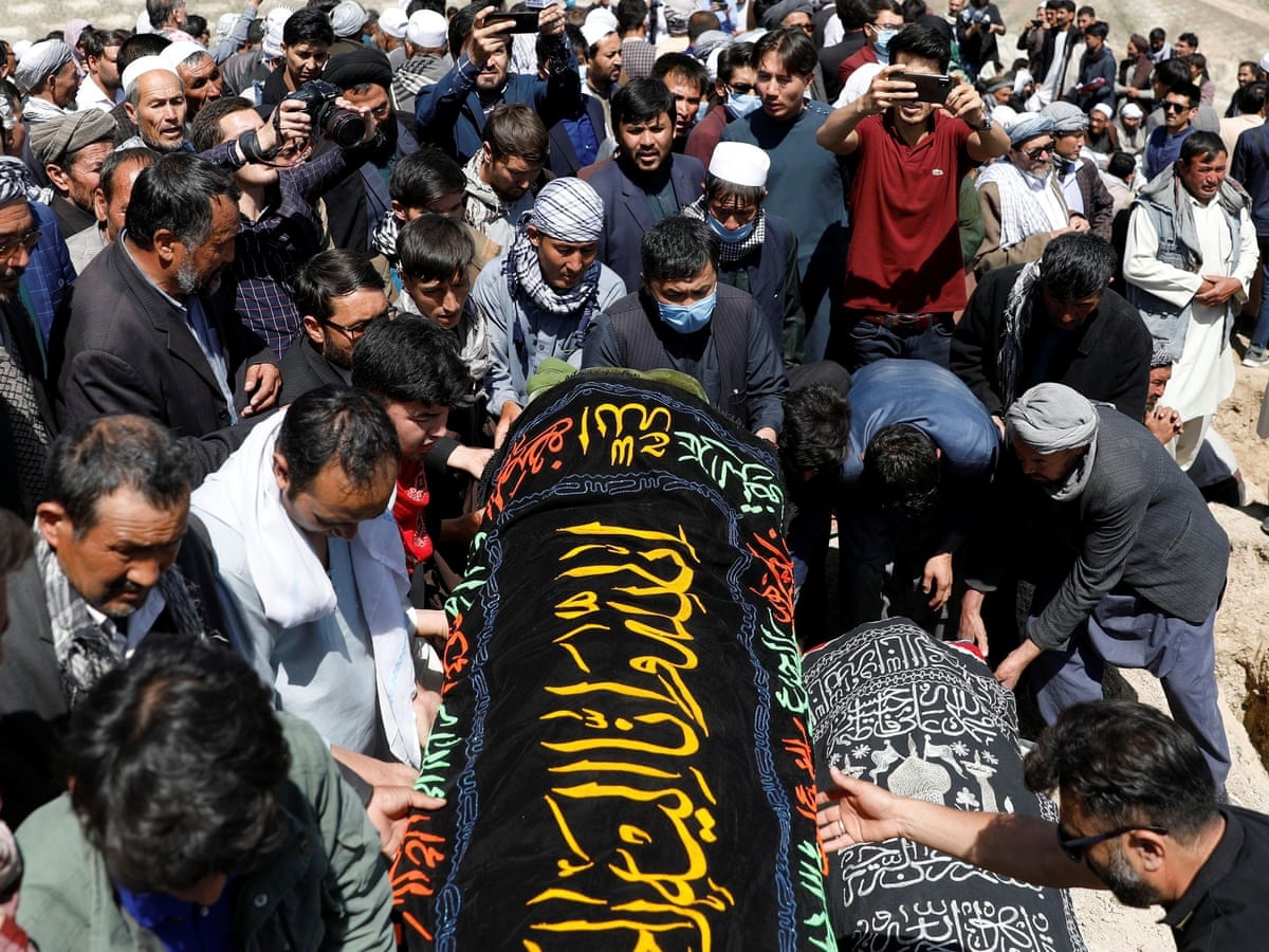 37 nu sinh chet vi danh bom o Afghanistan duoc chon cat tren dinh doi hinh anh