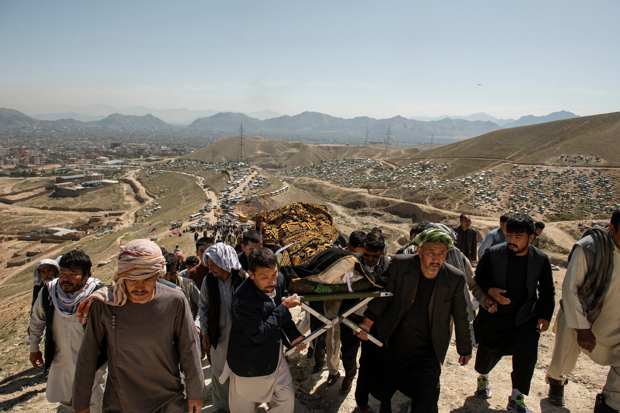 Dam tang tren dinh doi cua 37 nu sinh Afghanistan hinh anh