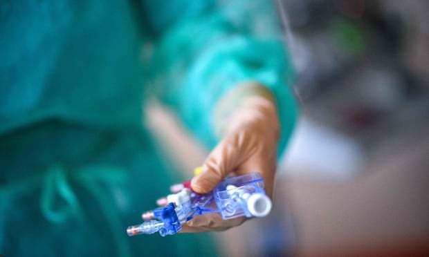 Cu ong bi cat cut chan do nham lan tai benh vien o Ao hinh anh