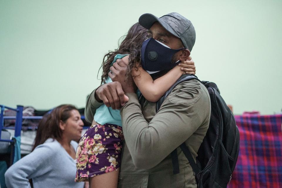 Tong thong Biden cham dut chuong trinh nhap cu thoi Trump hinh anh