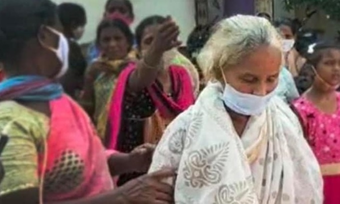 Cu ba An Do mac Covid-19 ve nha sau 18 ngay duoc 'chon cat' hinh anh