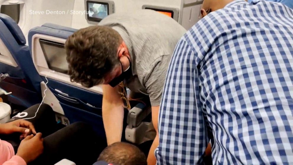 May bay My ha canh khan cap vi hanh khach doa khung bo hinh anh