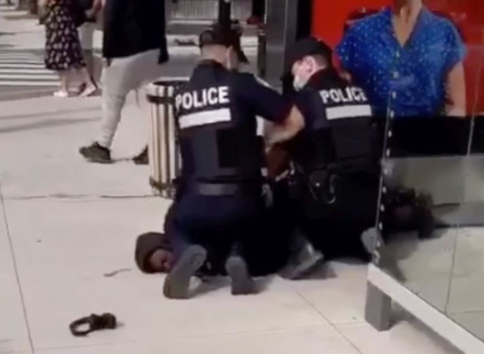 Video canh sat ghi dau goi len co cau be da den gay phan no o Canada hinh anh